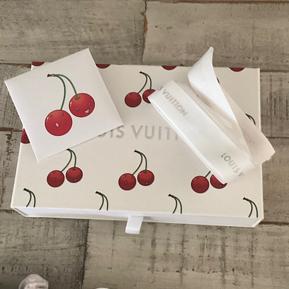 New! Louis Vuitton x Murakami 🍒collection
Silk hair scrunchies!! 2025🍒 - Picture 4 of 8